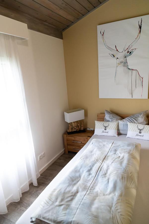 Apartamento VIP Deluxe 107qm auf zwei Etagen 1 Dopplezimmer EG 1 Doppelzimmer auf der Galerie sowie 2 Badezimmer und komplette Küche mit Mikrowelle und Backofen Ideal für 1 bis 6 Gäste Direkter Blick auf Garten und Bergblick Alles nur nicht 0815 Schliersee Exterior foto