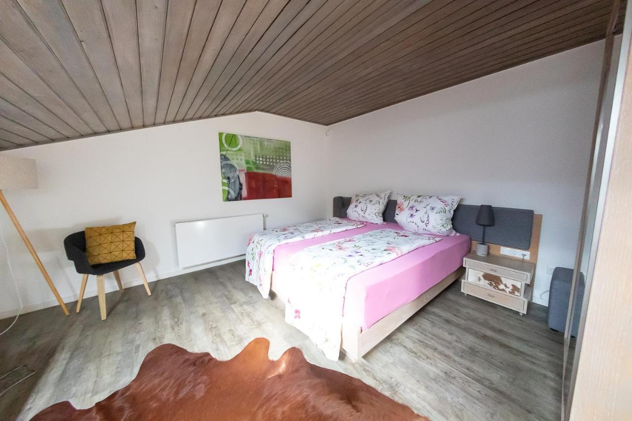 Apartamento VIP Deluxe 107qm auf zwei Etagen 1 Dopplezimmer EG 1 Doppelzimmer auf der Galerie sowie 2 Badezimmer und komplette Küche mit Mikrowelle und Backofen Ideal für 1 bis 6 Gäste Direkter Blick auf Garten und Bergblick Alles nur nicht 0815 Schliersee Exterior foto