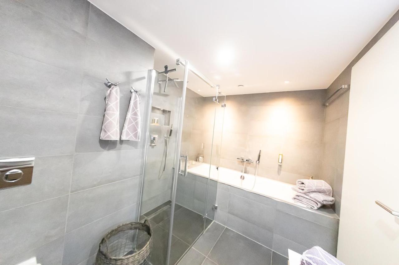 Apartamento VIP Deluxe 107qm auf zwei Etagen 1 Dopplezimmer EG 1 Doppelzimmer auf der Galerie sowie 2 Badezimmer und komplette Küche mit Mikrowelle und Backofen Ideal für 1 bis 6 Gäste Direkter Blick auf Garten und Bergblick Alles nur nicht 0815 Schliersee Exterior foto