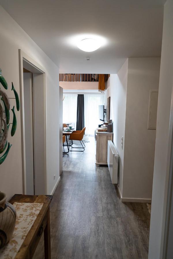 Apartamento VIP Deluxe 107qm auf zwei Etagen 1 Dopplezimmer EG 1 Doppelzimmer auf der Galerie sowie 2 Badezimmer und komplette Küche mit Mikrowelle und Backofen Ideal für 1 bis 6 Gäste Direkter Blick auf Garten und Bergblick Alles nur nicht 0815 Schliersee Exterior foto